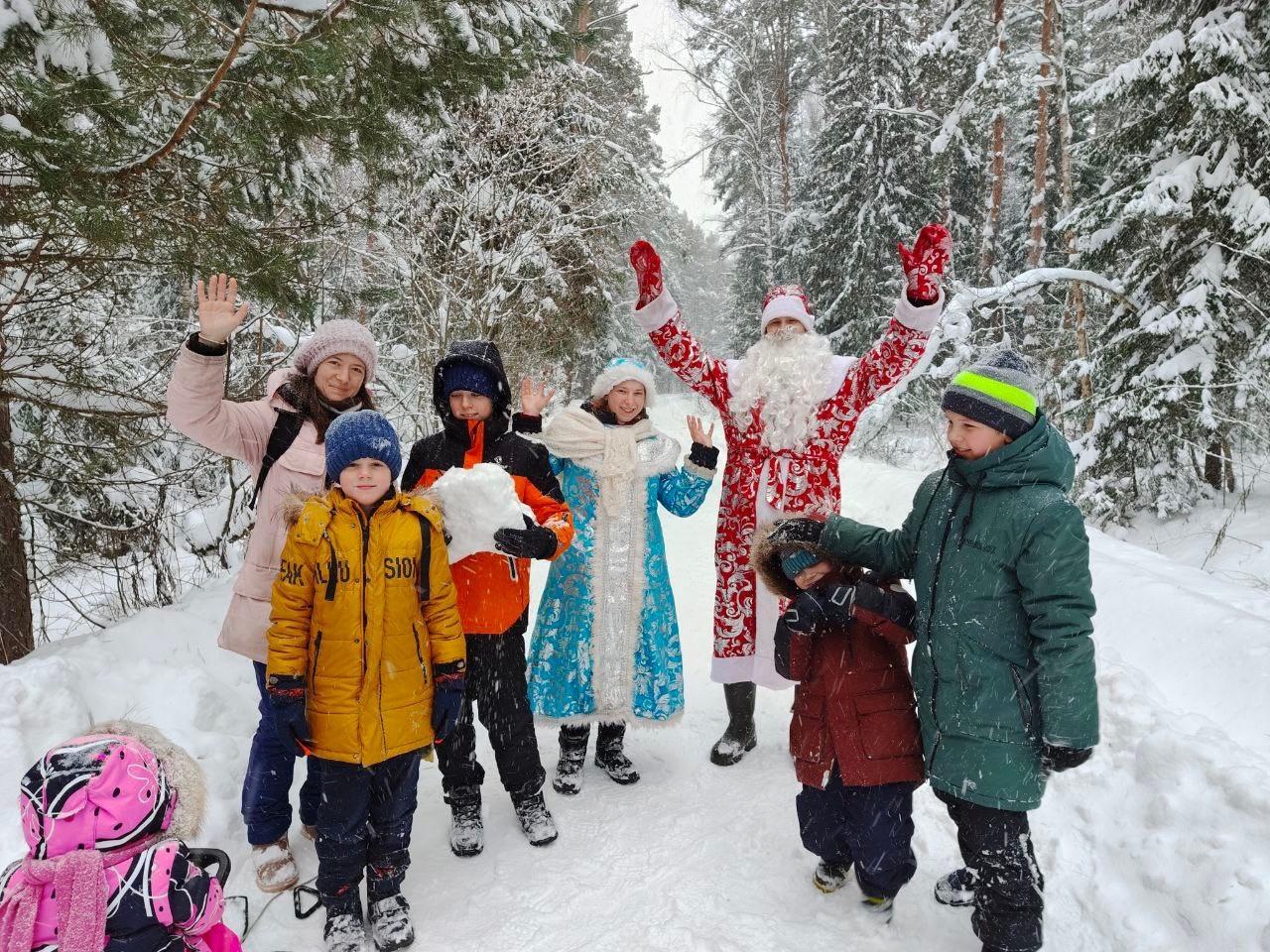 Дебютный в этом году поход с Дедом Морозом и Снегурочкой.